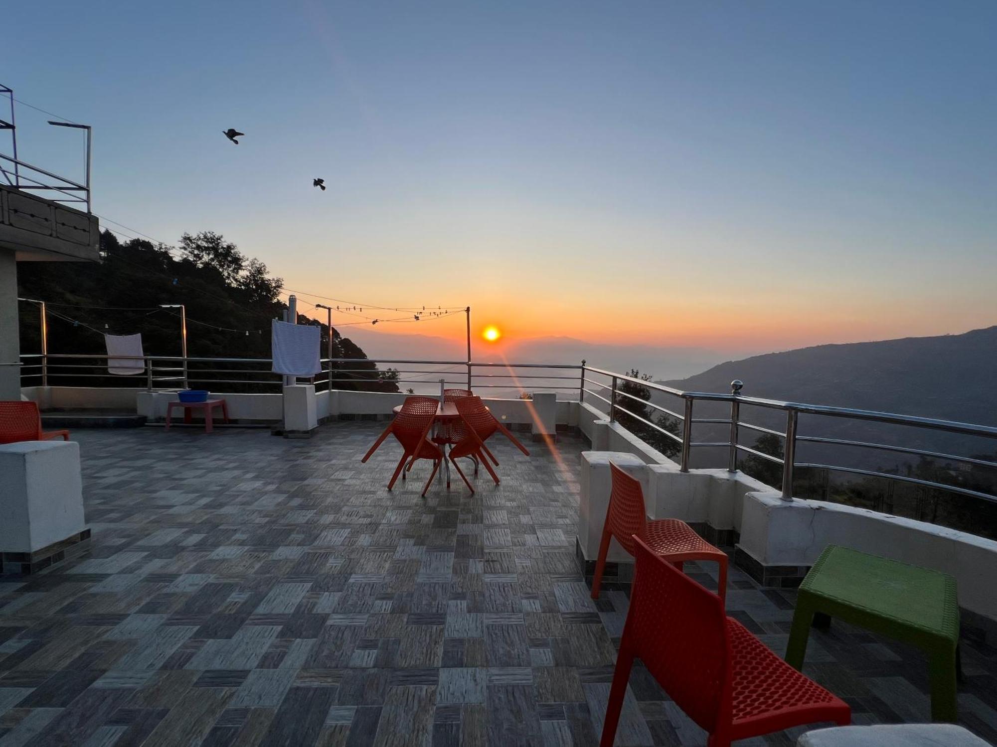 Hotel Village View Нагаркот Экстерьер фото